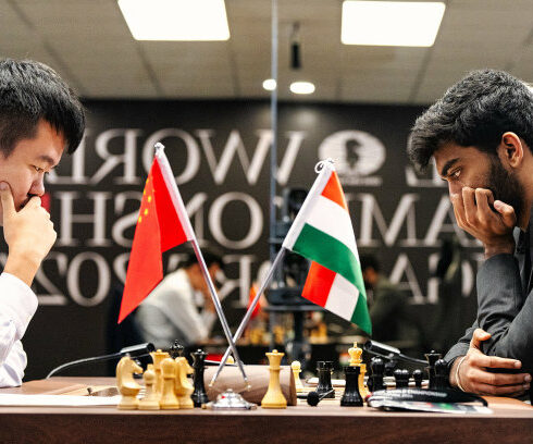 Đinh Lập Nhân (trái) trong ván 9 gặp Gukesh tại chung kết cờ vua thế giới 2024 ở Singapore. Ảnh: FIDE