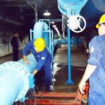 Công nhân kiểm tra hệ thống cấp nước ở nhà máy nước Thủ Đức. Ảnh: Hương Hà