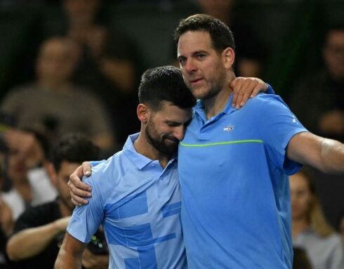Djokovic ôm chia tay Del Potro, ở Buenos Aires, Argentina hôm 1/12. Ảnh: Reuters