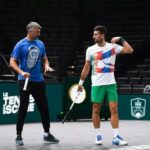 Djokovic (phải) và Ivanisevic tại Paris Masters 2023. Ảnh: Reuters