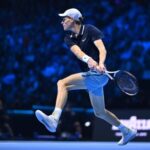 Sinner đánh trái tay ở ATP Finals, trên sân Inalpi, Torino, Italy hôm 17/11. Ảnh: ATP