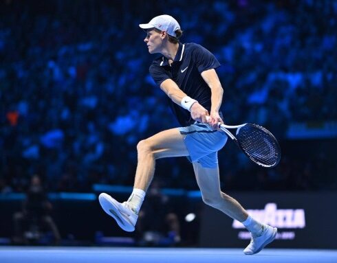 Sinner đánh trái tay ở ATP Finals, trên sân Inalpi, Torino, Italy hôm 17/11. Ảnh: ATP