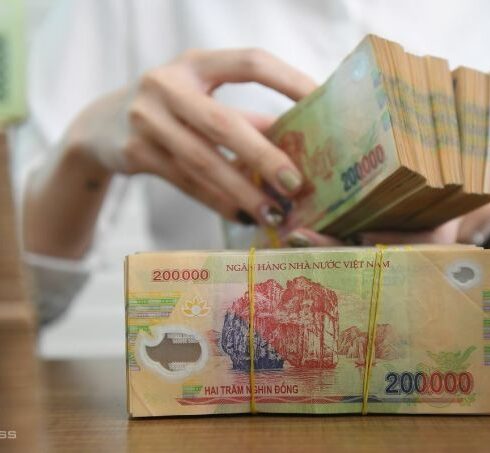 Nhân viên chi nhánh một ngân hàng tại Hà Nội kiểm đếm ngân quỹ, tháng 4/2022. Ảnh: Giang Huy