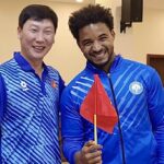 HLV Kim Sang-sik và Nguyễn Xuân Son trong lần đầu hội quân tuyển Việt Nam tối 5/12. Ảnh: VFF