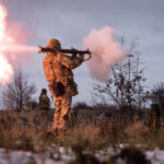 Lực lượng Ukraine khai hỏa về phía vị trí quân Nga gần Chasov Yar, vùng Donetsk ngày 18/11. Ảnh: AP