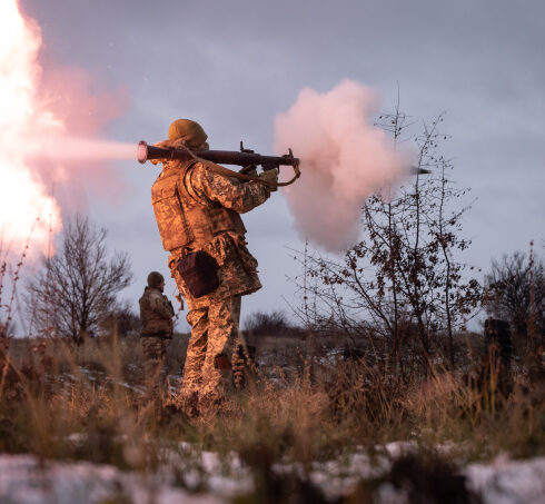 Lực lượng Ukraine khai hỏa về phía vị trí quân Nga gần Chasov Yar, vùng Donetsk ngày 18/11. Ảnh: AP