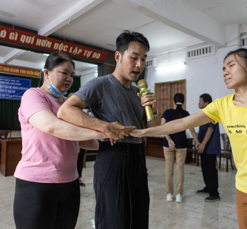 Thầy Trần Quốc Tú hướng dẫn học viên khiêu vũ ở lớp học thuộc quận 1, TP HCM, chiều 29/11. Ảnh: Khương Nguyễn