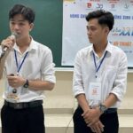 Dương Chí Bảo (trái) và Phạm Hoài Bảo giới thiệu máy tách vỏ hạt sen tại cuộc thi Sinh viên nghiên cứu khoa học Euréka ngày 6/12. Ảnh: Hà An