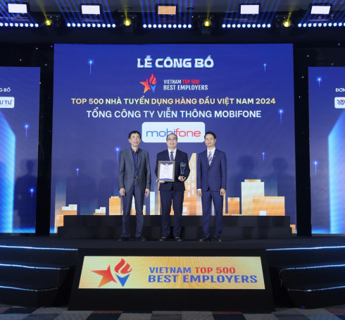 Đại diện MobiFone (đứng giữa) nhận giải top 500 nhà tuyển dụng hàng đầu Việt Nam 2024. Ảnh: MobiFone