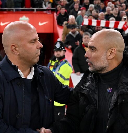 Slot (trái) bắt tay Guardiola sau trận Liverpool 2-0 Man City tối 1/12. Ảnh: LFC