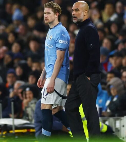 HLV Pep Guardiola chuẩn bị tung Kevin de Bruyne vào sân trận Man City thua Liverpool 0-2 ở vòng 13 Ngoại hạng Anh. Ảnh: Reuters