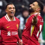 Alexanderp-Arnold và Salah mừng bàn trong trận Newcastle 3-3 Liverpool tối 4/12. Ảnh: PA