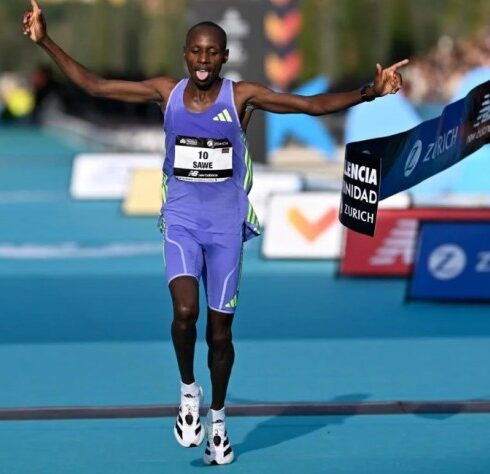 Sabastian Sawe cán đích đầu tiên tại Valencia Marathon 2024 ngày 1/12. Ảnh: Reuters