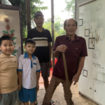 Cháu Trần Lê Đức Tân (bìa trái) cùng bố, ông nội và em trai ở huyện Cam Lê, Quảng Trị, chiều 13/11. Ảnh: Nhân vật cung cấp