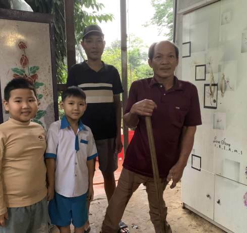 Cháu Trần Lê Đức Tân (bìa trái) cùng bố, ông nội và em trai ở huyện Cam Lê, Quảng Trị, chiều 13/11. Ảnh: Nhân vật cung cấp