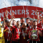 Man Utd nâng Cup FA sau khi đánh bại Man City ở chung kết mùa trước. Ảnh: The Observer