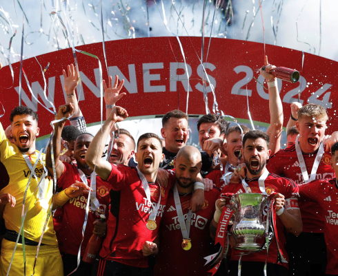 Man Utd nâng Cup FA sau khi đánh bại Man City ở chung kết mùa trước. Ảnh: The Observer