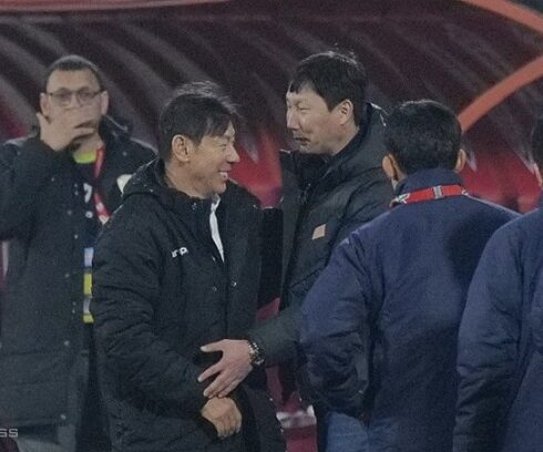 HLV Shin Tae-yong cười khi bắt tay Kim Sang-sik, sau trận Việt Nam hạ Indonesia 1-0 tại bảng B, ASEAN Cup trên sân Việt Trì, tỉnh Phú Thọ tối 15/12/2024. Ảnh: Ngọc Thành