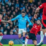 Tiền vệ Bernardo Silva đi bóng trong trận Man City thua Man Utd 1-2 trên sân Etihad, Manchester, Anh ngày 15/12. Ảnh: Man City