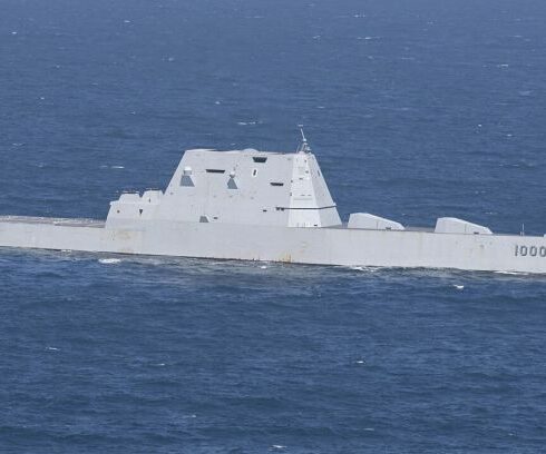Tàu khu trục USS Zumwalt đi qua Thái Bình Dương hôm 13/4. Ảnh: Reuters