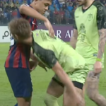 Pha chơi xấu của Theerathon Bunmathan với Arif Aiman.