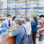 Khách hàng tại nhà thuốc FPT Long Châu. Ảnh: FPT Long Châu