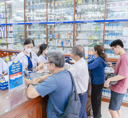 Khách hàng tại nhà thuốc FPT Long Châu. Ảnh: FPT Long Châu