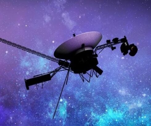 Tàu Voyager 1 đang bay trong không gian liên sao. Ảnh: Sci Tech Daily