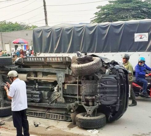 Hiện trường Nguyễn Văn Thanh tông ôtô vào thiếu tá CSGT và người dân. Ảnh:Nguyễn Suốt