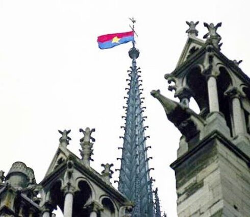 Cờ Mặt trận dân tộc giải phóng miền Nam Việt Nam tung bay trên chóp tháp Nhà thờ Đức Bà Paris ngày 19/1/1969. Ảnh: AP