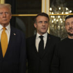 Từ trái qua phải: Tổng thống đắc cử Mỹ Donald Trump, Tổng thống Pháp Emmanuel Macron, Tổng thống Ukrainr Volodymyr Zelensky tại Paris ngày 7/12. Ảnh: AP