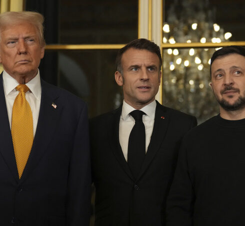 Từ trái qua phải: Tổng thống đắc cử Mỹ Donald Trump, Tổng thống Pháp Emmanuel Macron, Tổng thống Ukrainr Volodymyr Zelensky tại Paris ngày 7/12. Ảnh: AP