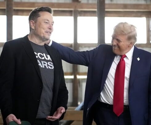 Elon Musk đứng bên cạnh ông Donald Trump tại một sự kiện vận động tranh cử ở Butler, Pennsylvania, hồi tháng 10. Ảnh: AP