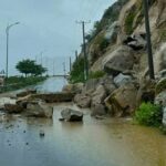 Đá trên núi sạt lở rơi xuống đường ven biển Cà Ná - Phước Ninh, ngày 15/12. Ảnh: Tư Ninh