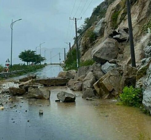 Đá trên núi sạt lở rơi xuống đường ven biển Cà Ná - Phước Ninh, ngày 15/12. Ảnh: Tư Ninh