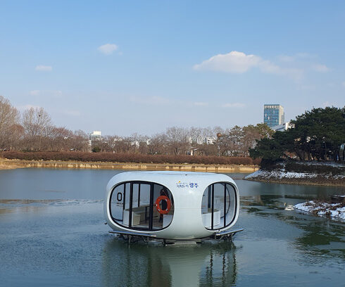 Thuyền lọc nước Healing Boat. Ảnh: Ecopeace
