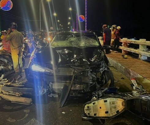 Hiện trường vụ tai nạn trên cầu Tân Lý, La Gi, tối 15/12. Ảnh: Người dân cung cấp