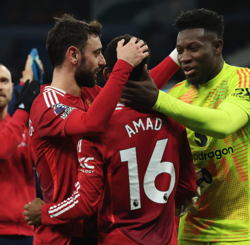 Amad Diallo, Bruno Fernandes và Andre Onana chia vui với nhau sau khi cùng Man Utd đánh bại Man City. Ảnh: Reuters