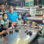 Công nhân Taekwang Vina nhận lì xì Tết khi đi làm trở lại hồi đầu năm. Ảnh: An Phương