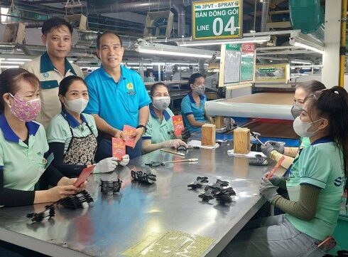 Công nhân Taekwang Vina nhận lì xì Tết khi đi làm trở lại hồi đầu năm. Ảnh: An Phương