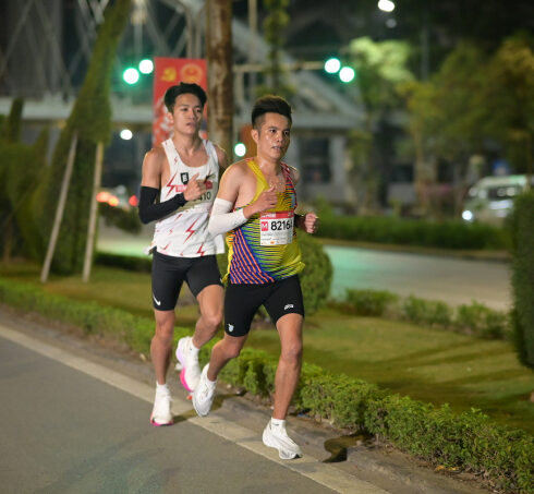 Lương Đức Phước so kè Lê Văn Thao ở những km đầu. Ảnh: VM